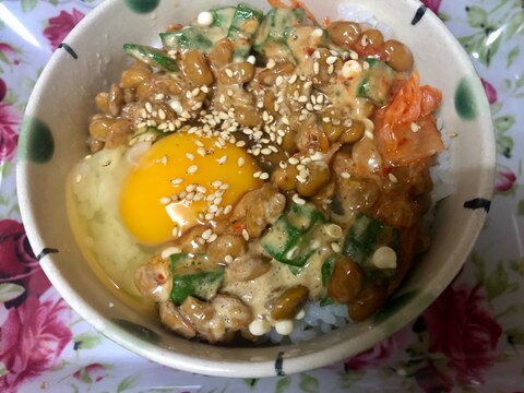 オクラ納豆卵かけご飯♪キムチチーズ胡麻がけ